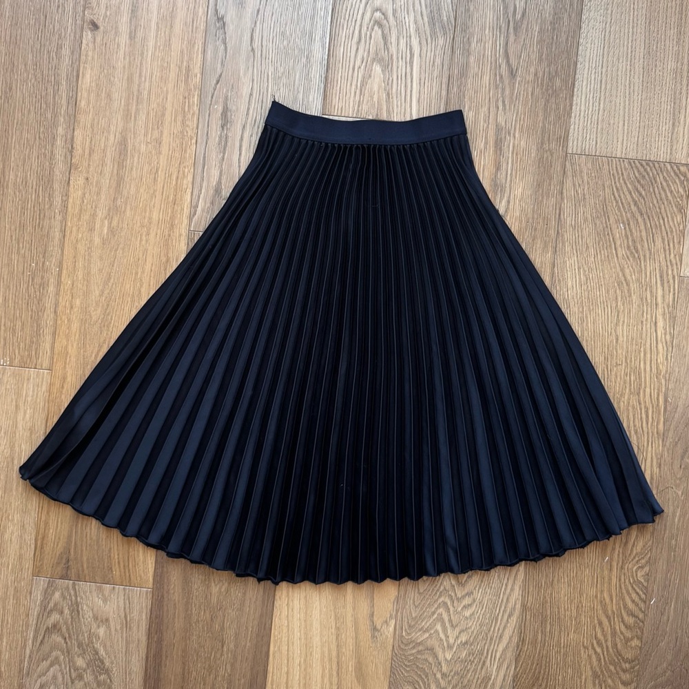 H&M Elegant Black Pleated A-Line Skirt